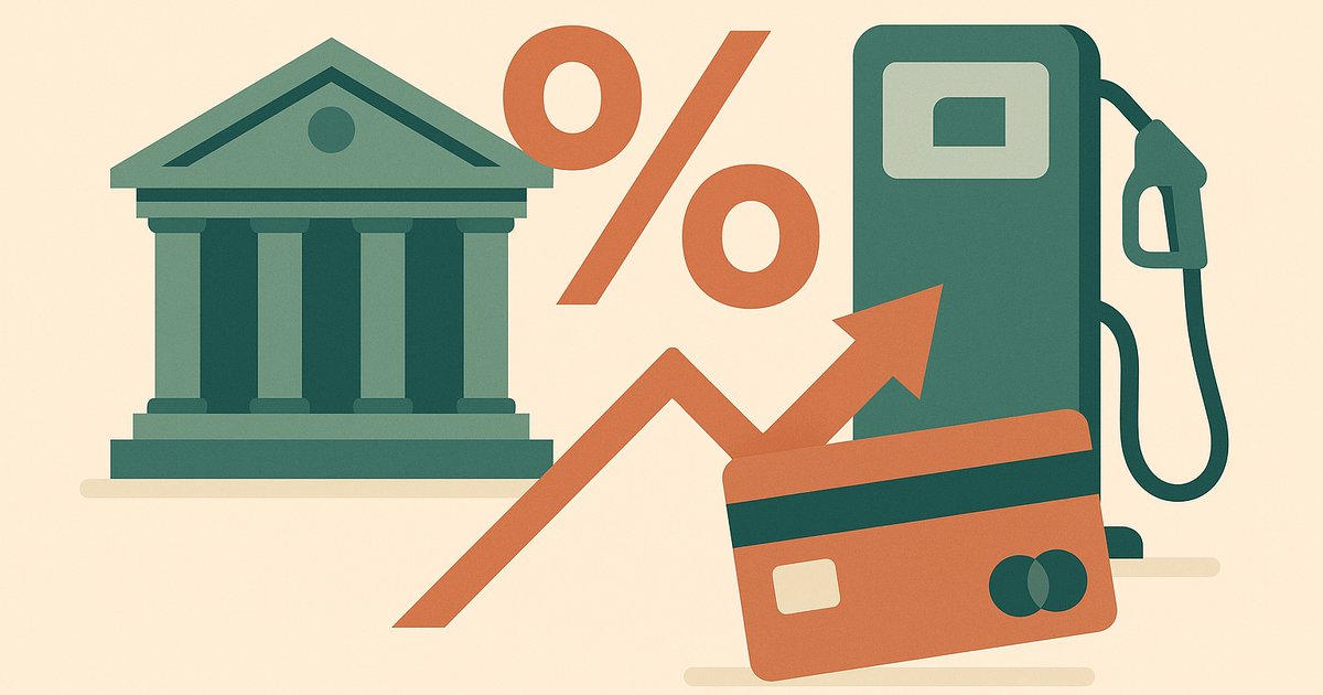 Norges Bank-bygget, en prosentsats og et bensinkort ved en bensinpumpe, illustrert i sage-grønn, terrakotta og beige