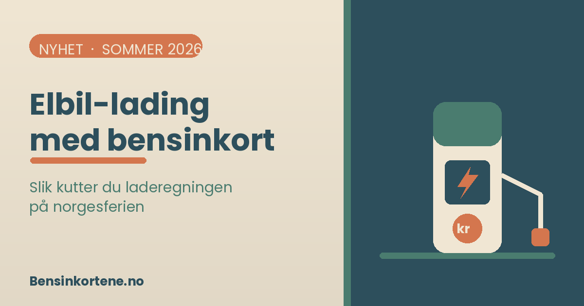 Elbil koblet til hurtiglader langs norsk sommervei, med et betalingskort og prispil som illustrerer elbil-lading med bensinkort i 2026